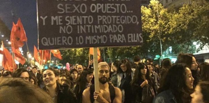La grave acusación que recae sobre el hombre que marchó por las mujeres con popular cartel