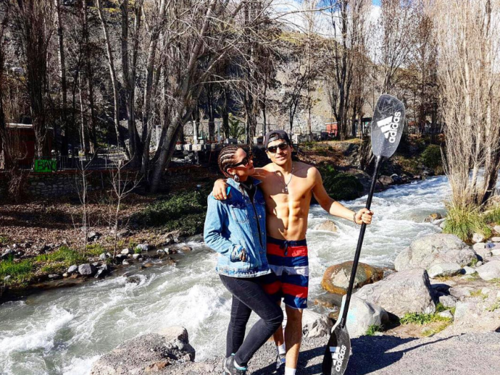 Kel Calderón y Pangal comparten en Instagram inicio de su viaje fuera de Chile