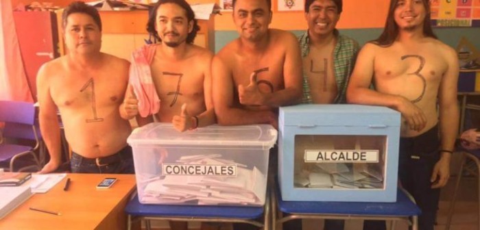 Vocales de mesa en Arica protestaron sin polera por reiterados llamados a cumplir el rol