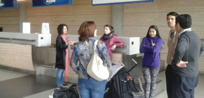 Acusan a Sky Airline de sobrevender vuelo Concepción-Santiago: solución es viajar en van