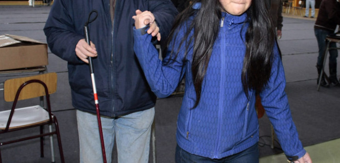 Adolescente golpeó a padre ciego que lo pasó a llevar con bastón: caminaba con su hija