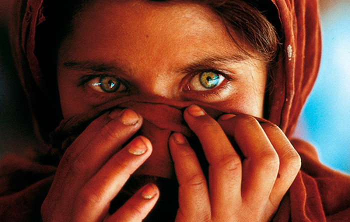 Detienen a Sharbat Gula, la afgana de ojos verdes que fue portada del National Geographic