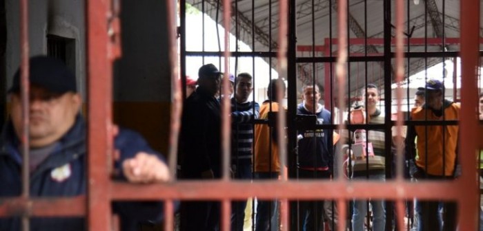 Joven de 15 años fue enviada a una cárcel con 30 hombres que la violaron durante un mes