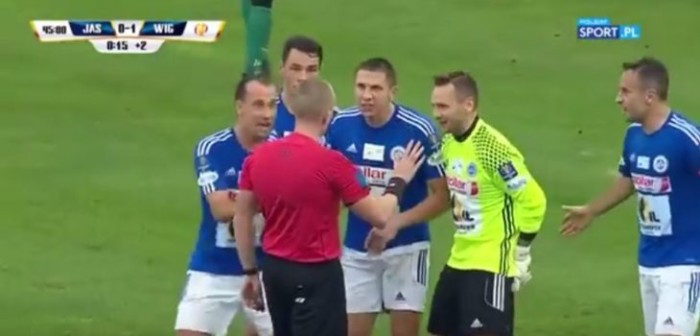 ¿La mejor simulación del año?: árbitro cobró penal tras descarado 'piscinazo' en Polonia