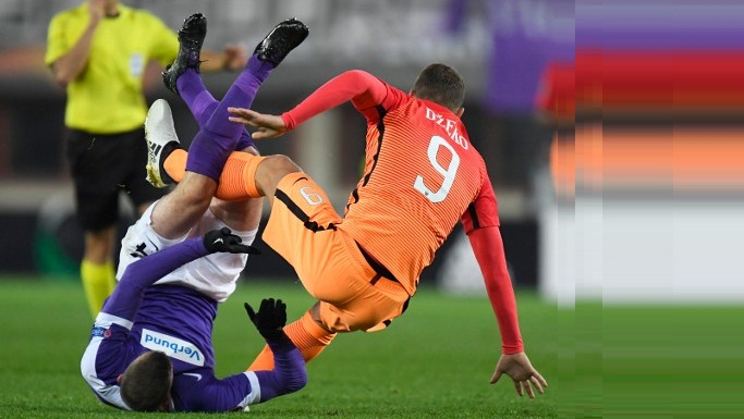 La humillante forma que encontró conocido delantero para solucionar 'pelea' con rival