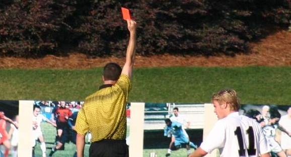 Árbitro muere en plena cancha tras recibir brutal cabezazo de enojado jugador