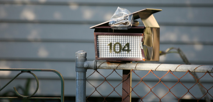 Mujer se encontró con una enorme y terrorífica sorpresa en su buzón: no era una carta