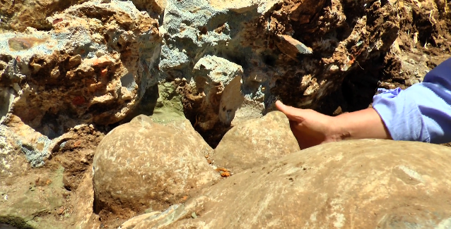 Encuentran gran escultura erótica a casi dos metros de profundidad en Tomé
