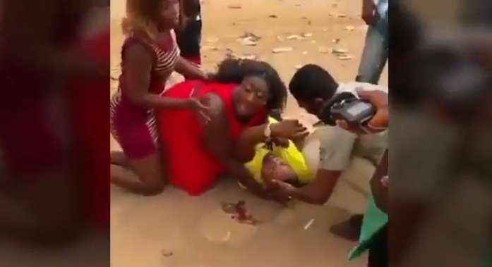 Hombre se hizo pasar por muerto y 'revivió' para pedirle matrimonio a su polola