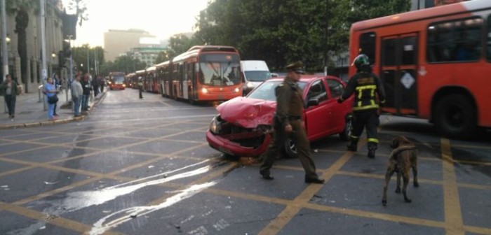 Un lesionado deja colisión entre taxi y vehículo particular en Santiago