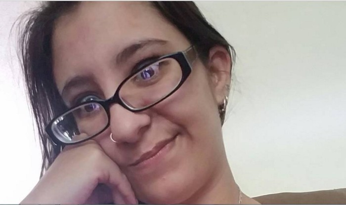 Padre compra implantes mamarios a su hija para corregir grave asimetría que la acomplejaba