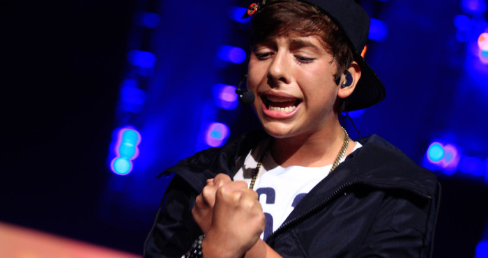 ¿Doblaje? Matt Hunter no convenció con presentación en el Copihue de Oro