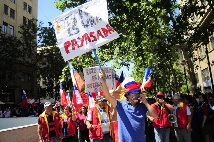 Periodista de Mega fue agredida en vivo durante banderazo de empleados públicos