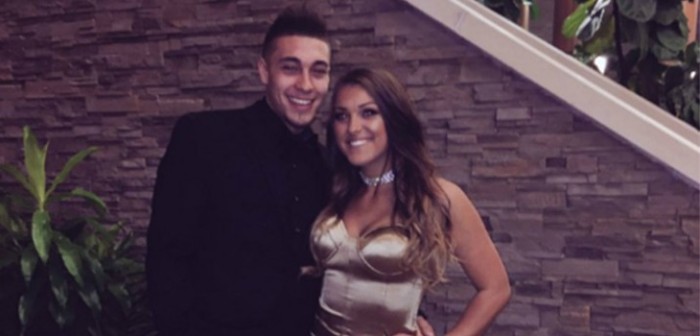 Pareja intentó tomarse romántica foto en su graduación, pero se cayeron al agua