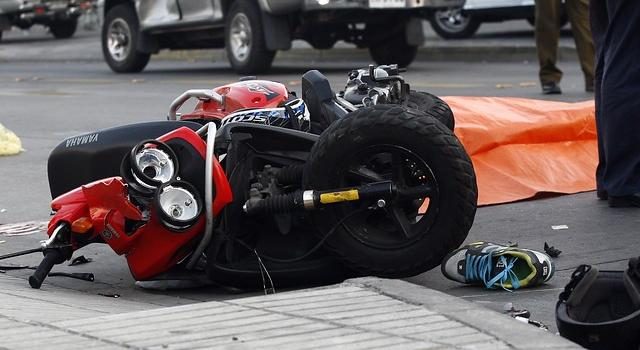 Joven fallece tras accidente de motocicleta en Ñuble: conductor presenta heridas graves