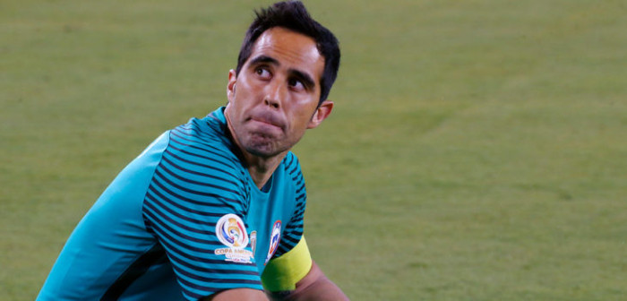 ¿Picados? Medio argentino se burló de Claudio Bravo por duelo contra Falcao