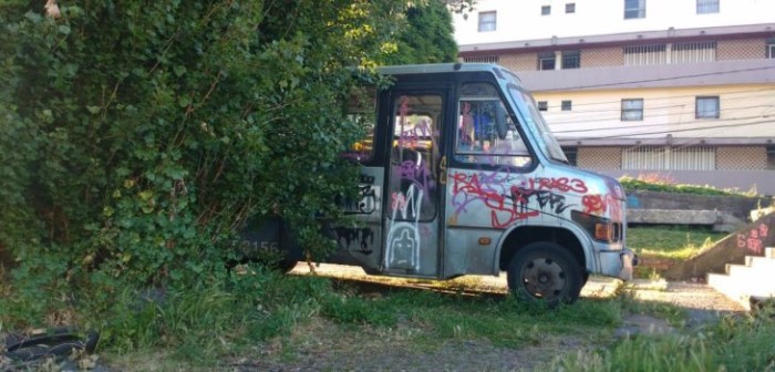 Preocupación entre vecinos por micro abandonada en el centro de Concepción