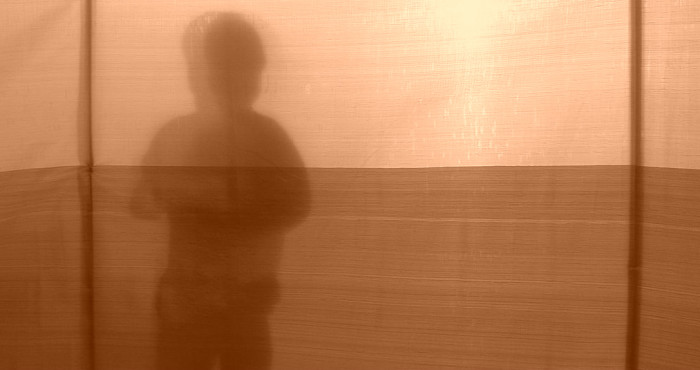 Menor de 12 años secuestró a niño pequeño y abusó sexualmente de él en un baño