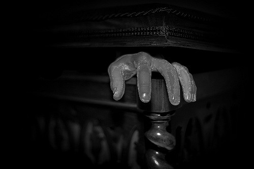 Video captó horroroso momento en que hombre de color es encerrado en un ataúd por blancos