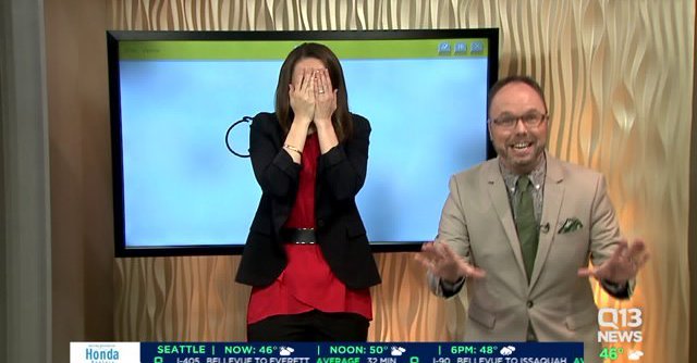 Conductora de TV pasó el chascarro de su vida al aire: dibujó figura obscena 'por error'