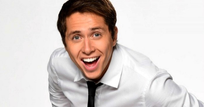 Karol Lucero 'saca pica' con su medalla tras llegar a la meta de maratón Santiago 2017