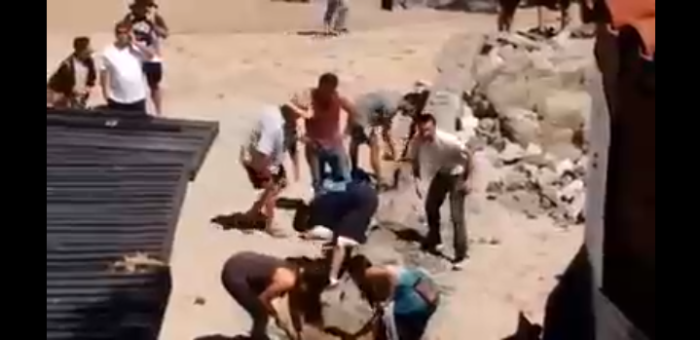 Vecinos de Concón derriban con sus propias manos muro que divide playa Los Lilenes