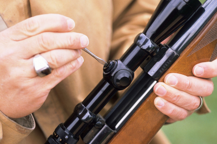 Hombre debe mantener su brazo en el aire por 16 horas al día tras autodispararse