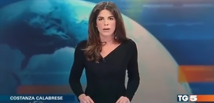 Conductora italiana sufre íntimo 'impasse' al despedir noticiero