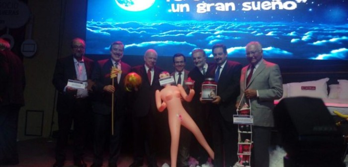 Repudio total causa muñeca inflable obsequiada por Asexma a Ministro de Economía