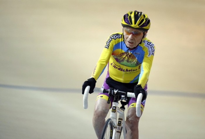 Francés de 105 años intentará batir récord mundial de velocidad en bicicleta