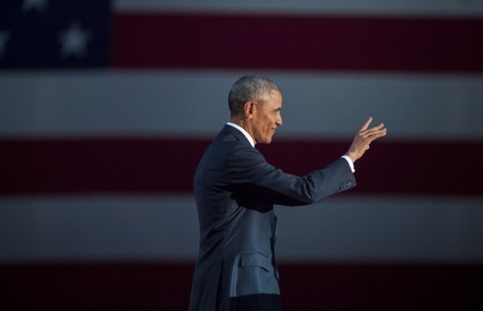 Obama rompe en llanto en su último discurso: Sacó aplausos con elogios a su esposa e hijas