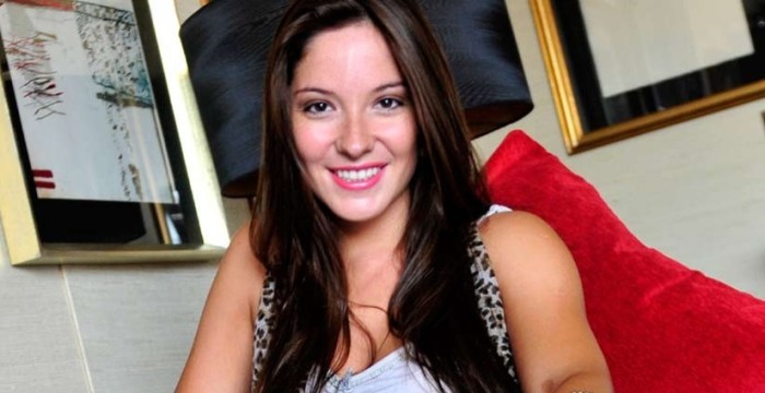 Kel Calderón llama la atención por usar prenda fuera de temporada