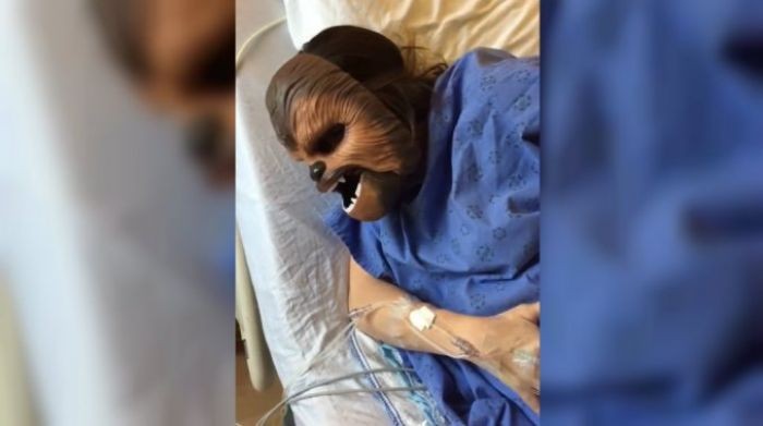 Viral: Mamá usa máscara de Chewbacca en pleno parto y lo que sucede es hilarante