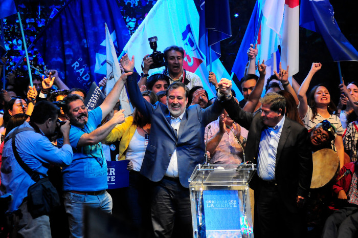 Guillier se convierte en el primer candidato presidencial en medio de masiva proclamación