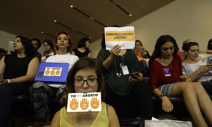 Aprueban legislar sobre interrupción del embarazo en tres causales