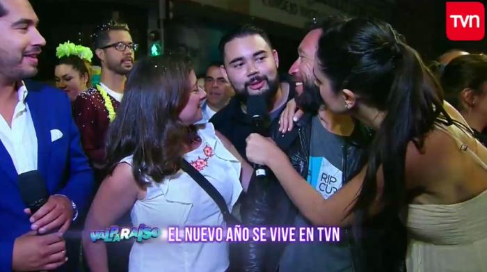 Festivo joven sacó carcajadas con sus frases 'para el bronce' en plena transmisión de TVN