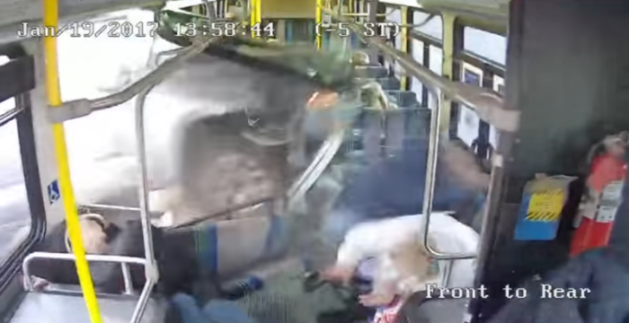 Pasajeros salvaron de milagro: camioneta a toda velocidad terminó incrustada en autobús