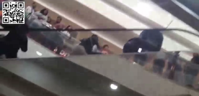 Videos muestran violenta pelea en escalera de un mall en Viña del Mar