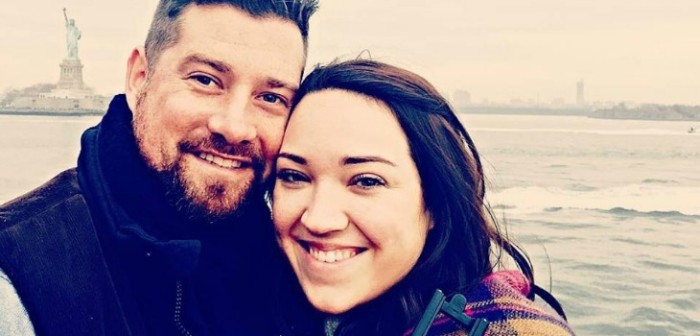 La tierna e inesperada reacción de un orangután con mujer embarazada: le besó la guatita