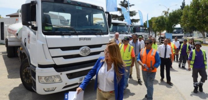 Cathy Barriga promete entrega de 80 mil litros diarios de agua para abastecer Supertanker