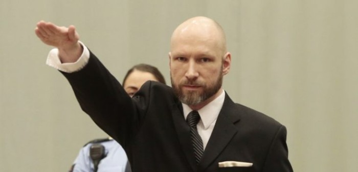 Autor de masacre que dejó 77 muertos en Noruega hizo saludo nazi durante juicio