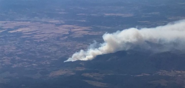 Así se ven los incendios forestales activos desde un avión comercial