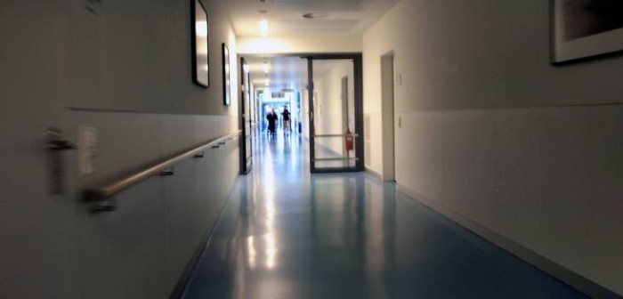 Niña inglesa falleció horas después de que médico no la atendiera por haber llegado tarde