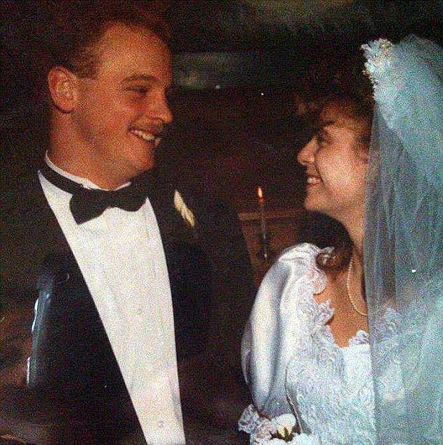 Facebook| James y Jamie en su matrimonio hace 24 años