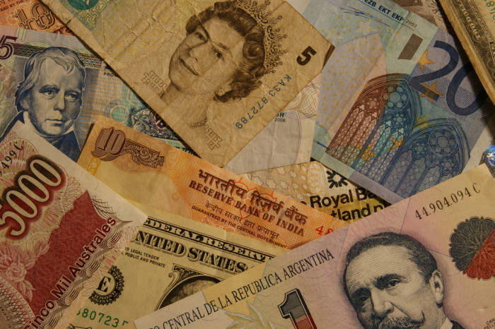 Concejal argentino subió foto semidesnudo y rodeado de billetes para responder a críticas