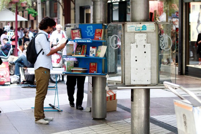 Adiós a las casetas telefónicas: finalizó retiro desde Paseo Peatonal de Santiago