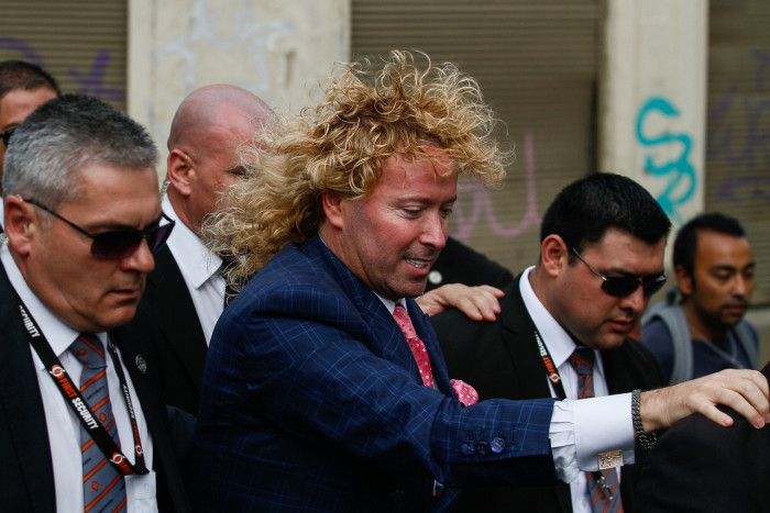 Farkas dona $2 millones a familia de Puerto Montt que vive sin agua potable ni luz