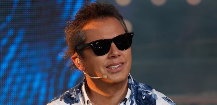 Las divertidas caras de Viñuela a Rocío Marengo durante show de J Balvin