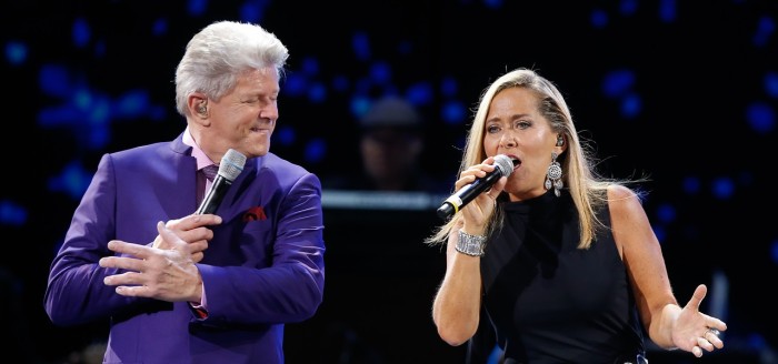 Tierna e inesperada sorpresa de Peter Cetera con Andrea Tessa: la invitó a cantar