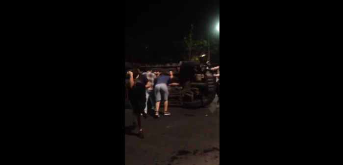 Jóvenes volcaron taxi en Vitacura: aseguran que conductor agredió a persona que pidió Uber